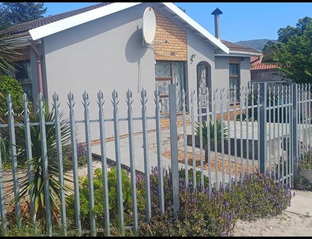 3 BEDROOM HOUSE FOR SALE IN PINEVIEW